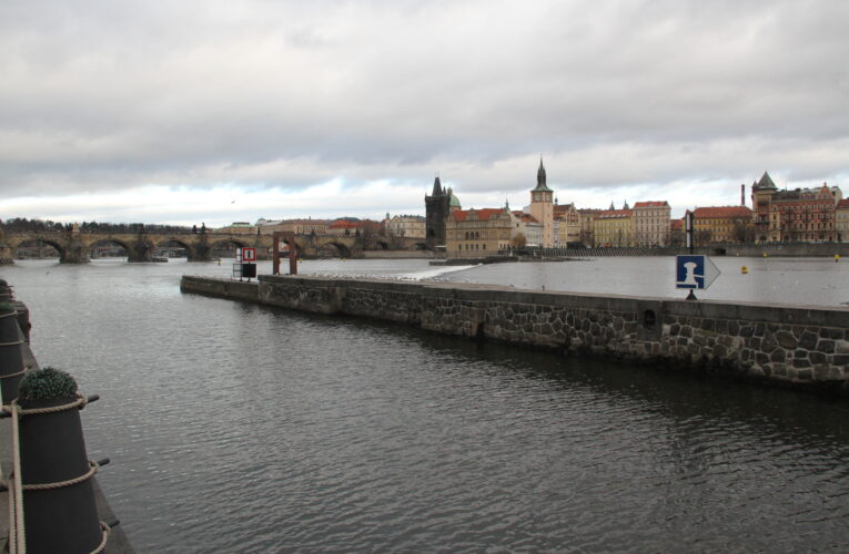 V Praze nastane první stupeň povodňové aktivity. Preventivně se uzavřou vrata na Čertovce a náplavky