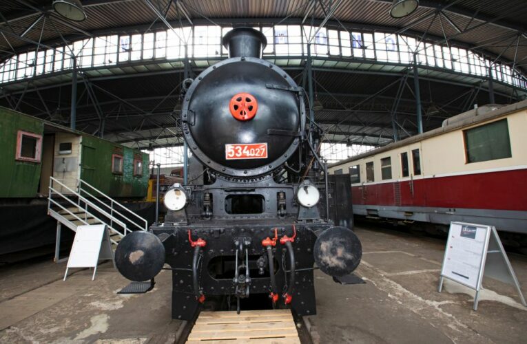 Od čtvrtka 6. dubna 2023 jsou na letní sezónu otevřeny pobočky Národní technického muzea v Plasích a Chomutově.