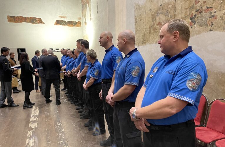 Praha 2 obdaruje strážníky, policisty i hasiče