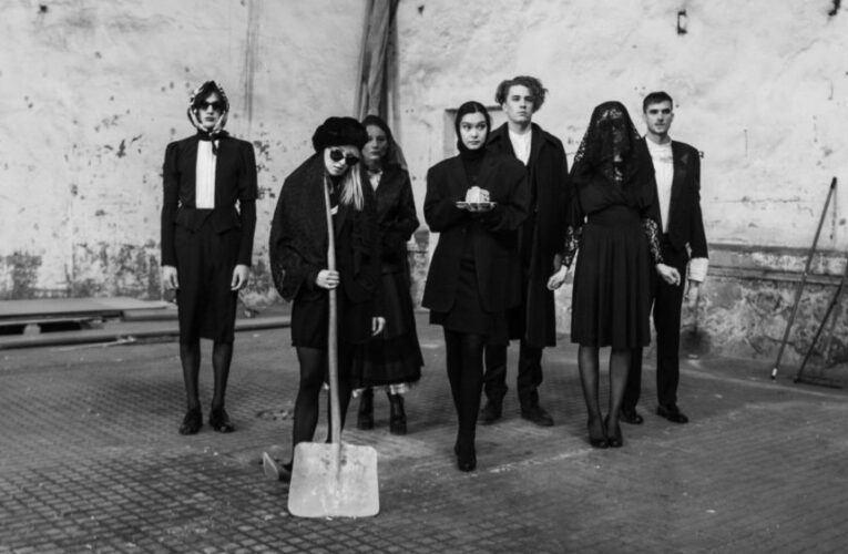 Inscenace o normálních lidech s tísnivým tajemstvím uvnitř