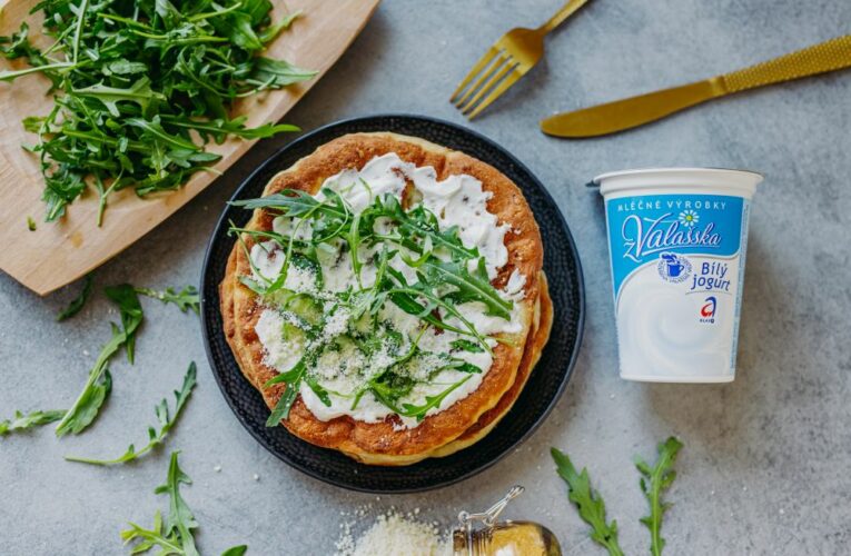 Dárek pro maminku v podobě jablkového koláče s mandlemi nebo jarního langoše s rukolou a parmezánem