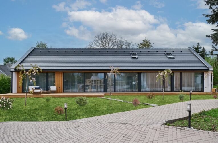 Nový vzorový nízkoenergetický dům od firmy Goopan láká na jedinečnou architekturu i nízké provozní náklady