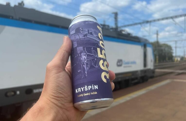 Minibary Českých drah začaly prodávat pivní speciál Kryšpín, ležák podpoří opravu lokomotivy 365.024