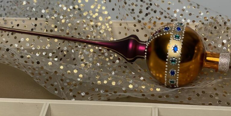 Korunovační ozdoby ze sklářské dílny Koulier