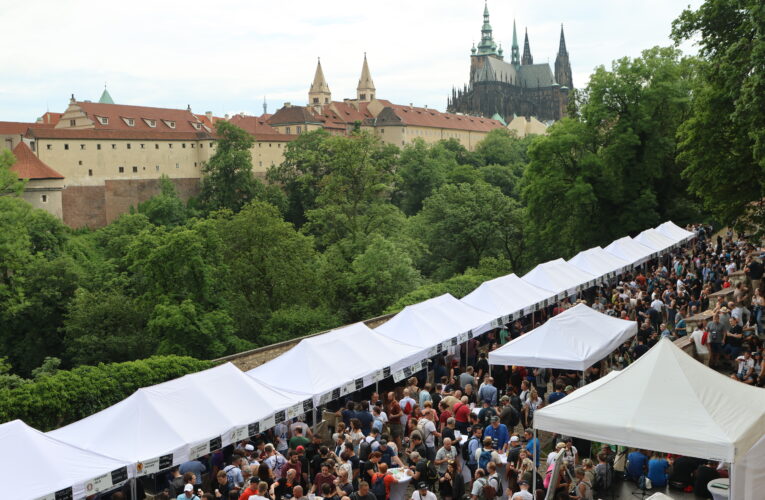 Pivo na Pražském hradě teklo proudem, dorazil i pan prezident