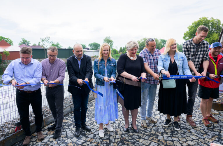 Zoo Praha vypustila v Přerově nad Labem kriticky ohrožené karasy obecné