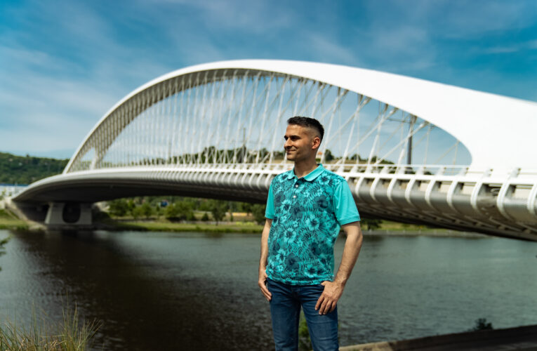 RADEK BANGA v novém klipu „Nic není nemožné“ ukáže, jak vypadali v dětském věku Miloš Forman, Honza Dědek, či Zdeněk Pohlreich…