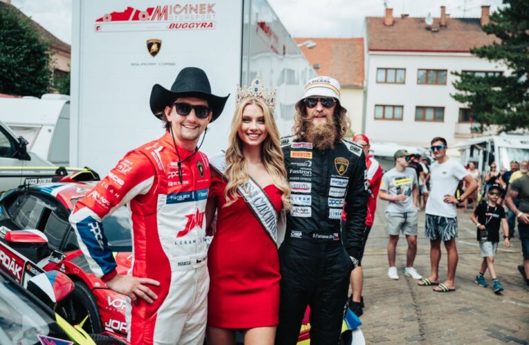 Donuty mezi balíky slámy.