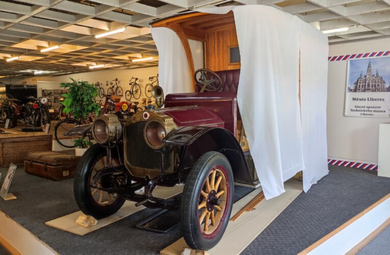 Vzácný vůz RAF z Narodního technického muzea se vrací do Liberce