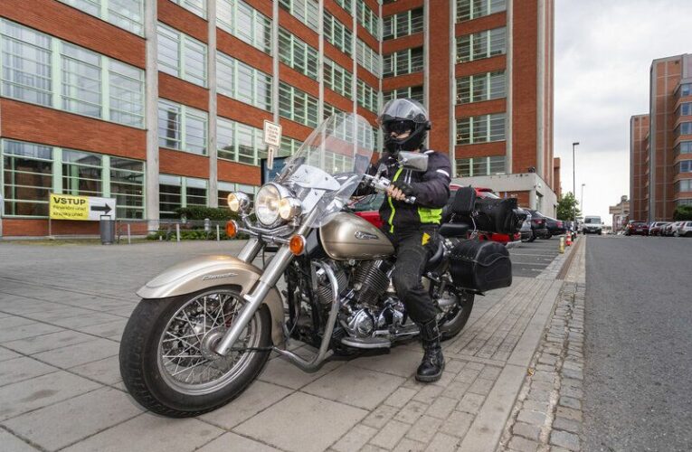 Slovenští motopoutníci zavítali na baťův mrakodrap