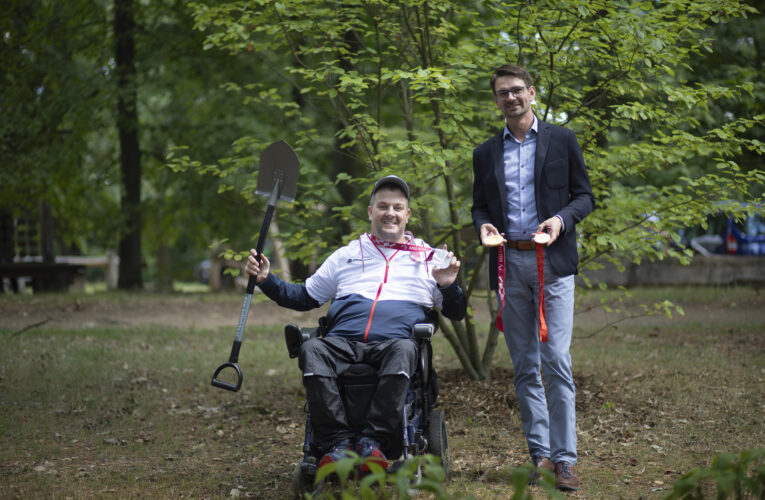 Hvězdný lukostřelec David Drahonínský má svůj strom v projektu botanické zahrady Kořeny osobností