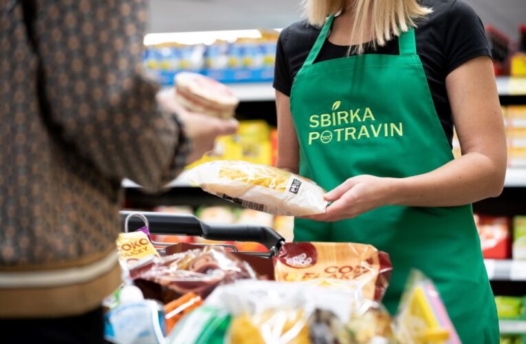 DÍKY SPOLUPRÁCI S POTRAVINOVÝMI BANKAMI PENNY NASYTÍ STOVKY LIDÍ DENNĚ