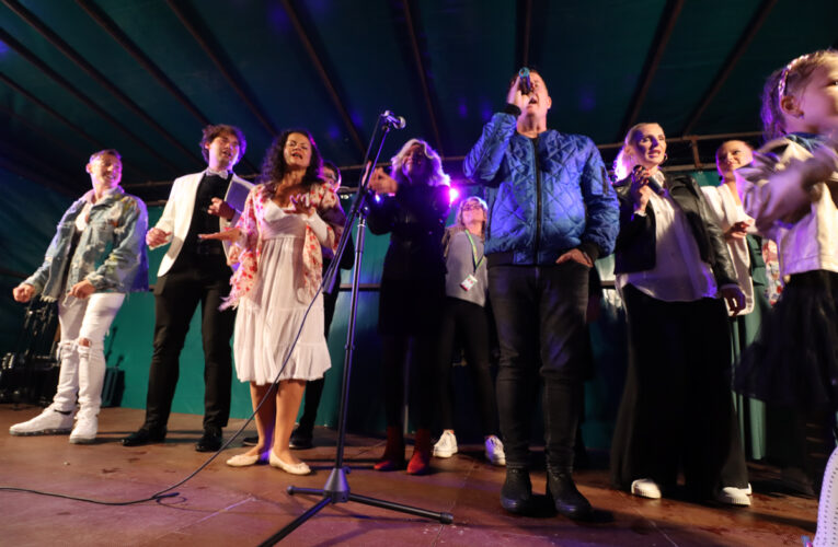 Dojemný 25. koncert „Noc s hvězdami“  se slzami v očích podpořili Basiková, Březinová France nebo Smutná.