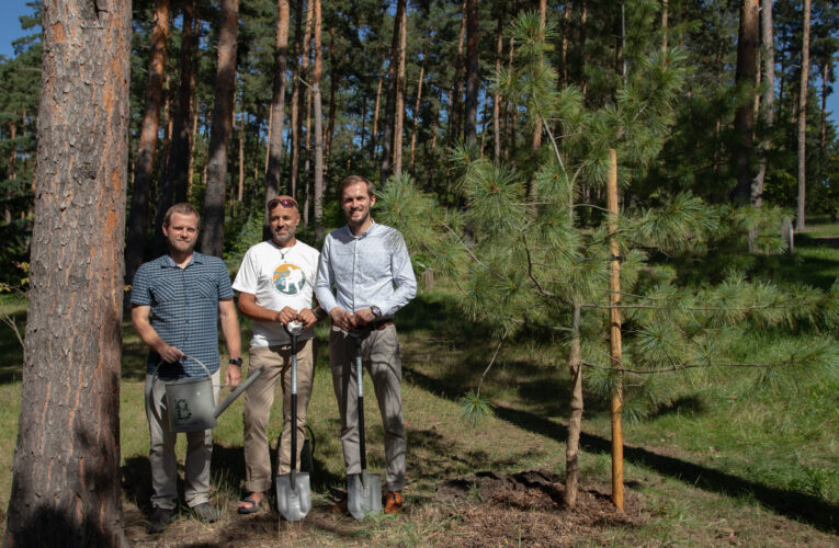Nejúspěšnější český himálajský horolezec Radek Jaroš má svůj strom v projektu botanické zahrady Kořeny osobností