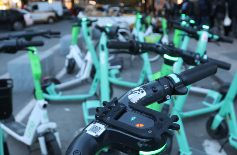 Městská policie o víkendu odhalila přes 700 přestupků jezdců na koloběžkách a kolech