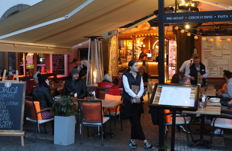 Praha schválila 223 nových smluv pro restaurační zahrádky v historickém centru a provedla druhé kolo kontrol smluvních podmínek