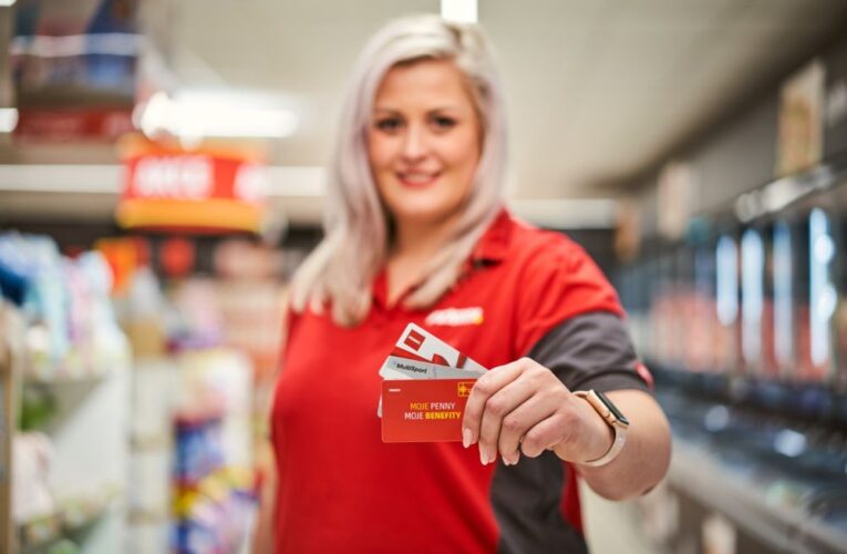 PENNY ZAMĚSTNÁVÁ O STOVKY LIDÍ VÍCE, JEJICH REÁLNÉ MZDY VZROSTLY ZA 5 LET O DESÍTKY PROCENT