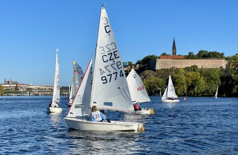 Tradiční jachtařský závod navštívil primátor Prahy