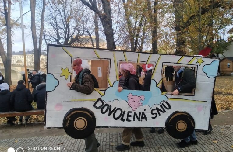 Pražská lokální skupina Obránců zvířat ze zúčastnila Sametového posvícení na 17. listopadu Praha,