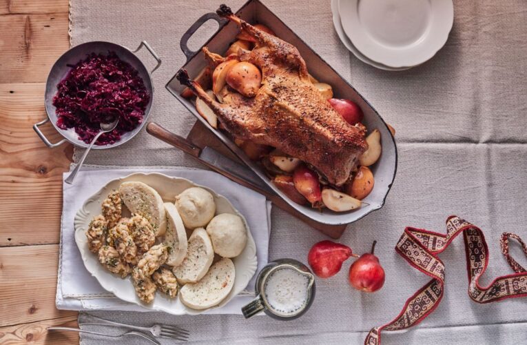 Letos si sváteční pečenou husu naservírujte s martinským houskovým knedlíkem