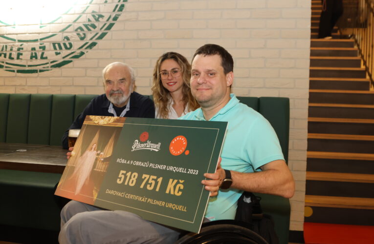 Pilsner Urquell vydražil róbu z piva pro Centrum Paraple