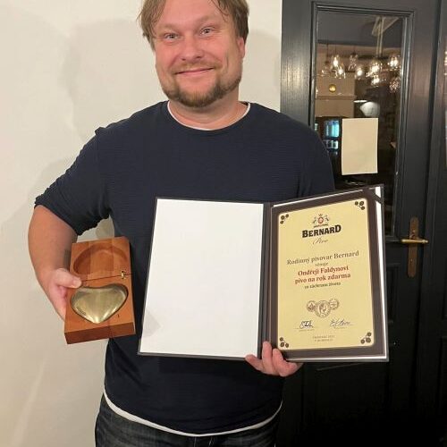 Muž vytáhl z řeky kočárek s dítětem. Vysloužil si pivo na rok zdarma