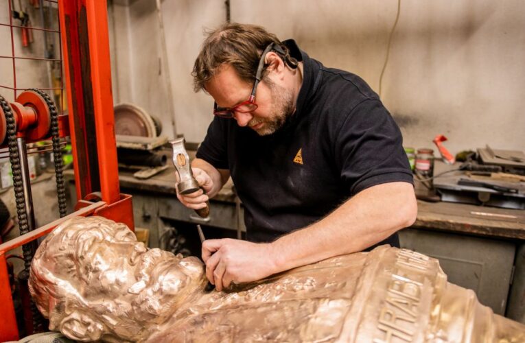 Ochoz Historické budovy Národního muzea ozdobí busta hraběte Harracha a na jeho počest se dnes rozezní zvony