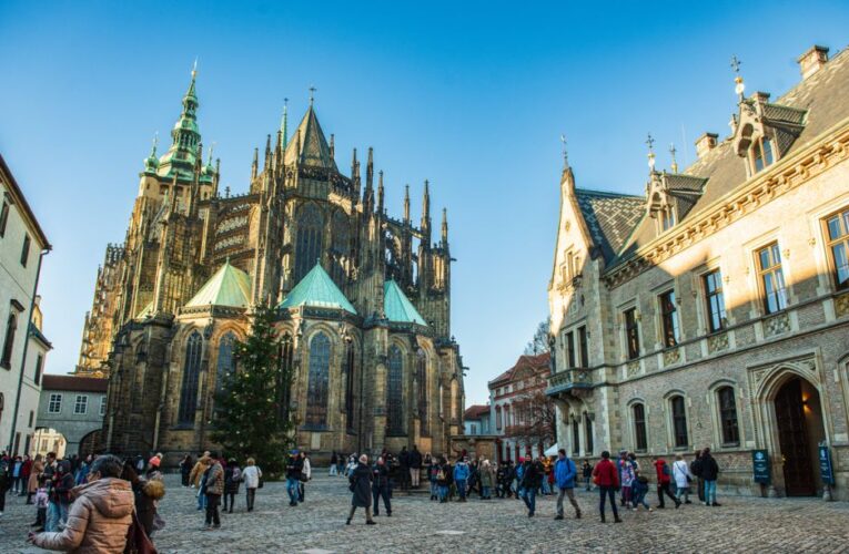 Starbucks otevírá kavárnu na Pražském hradě.  Nabídne neopakovatelné posezení v těsném sousedství katedrály sv. Víta