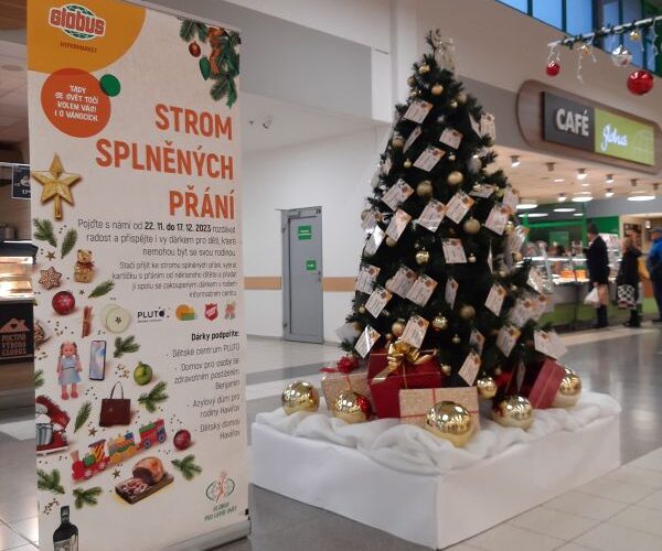 Do okolí hypermarketů Globus se „rozletí“ 2,5 tisíce dárků z vánočních stromů