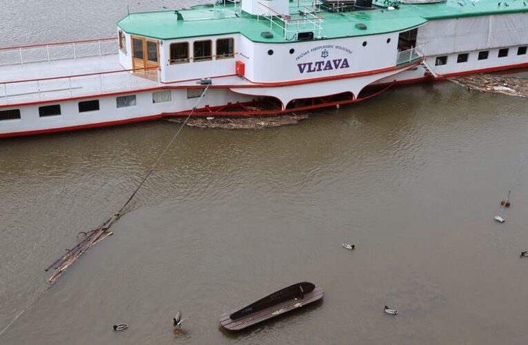 Hladina Vltavy stoupá. Začíná výstavba prvních úseků protipovodňové ochrany a zastaví se plavba lodí