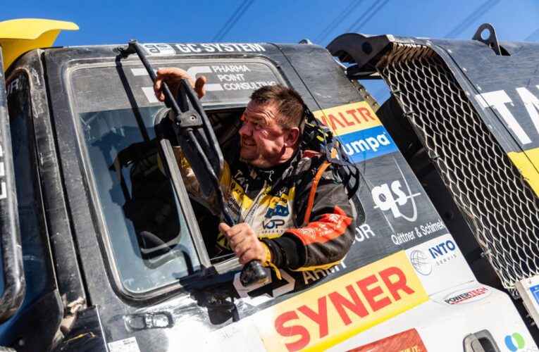 Aliyyah Koloc v dunách válí.