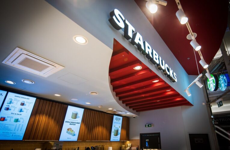 Starbucks slaví úspěšný rok 2023.  K rozšiřování sítě kaváren se nyní přidává téma digitalizace