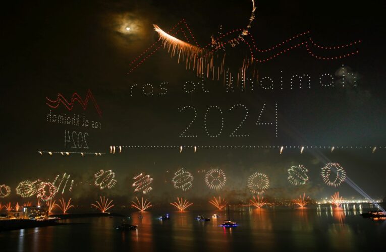 V RÁMCI NEUVĚŘITELNÉHO SILVESTROVSKÉHO OHŇOSTROJE VYTVOŘIL RAS AL KHAIMAH DVA GUINNESSOVY SVĚTOVÉ REKORDY™