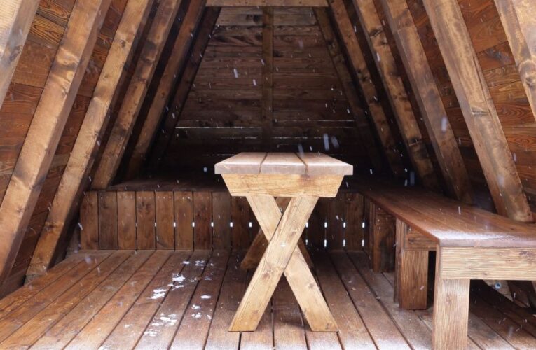 Dvacet nouzových útulen letos postaví Lesy ČR u Stezky Českem