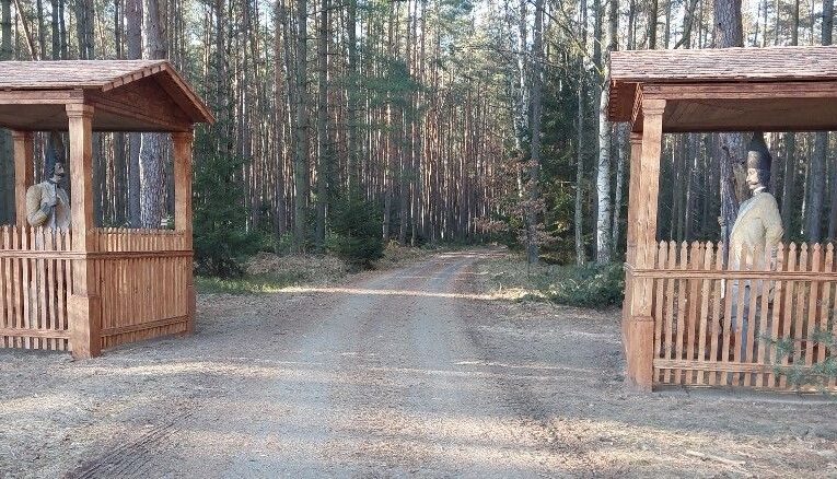 Přístřešky soch granátníků na Mladoboleslavsku jsou opravené