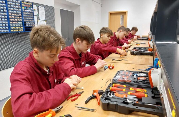 Český železniční průmysl ročně vytvoří stovky míst pro absolventy středních škol. Čeká na ně atraktivní nástupní plat a další výhody. Podniky nabírají i absolventy ze Slovenska či Polska