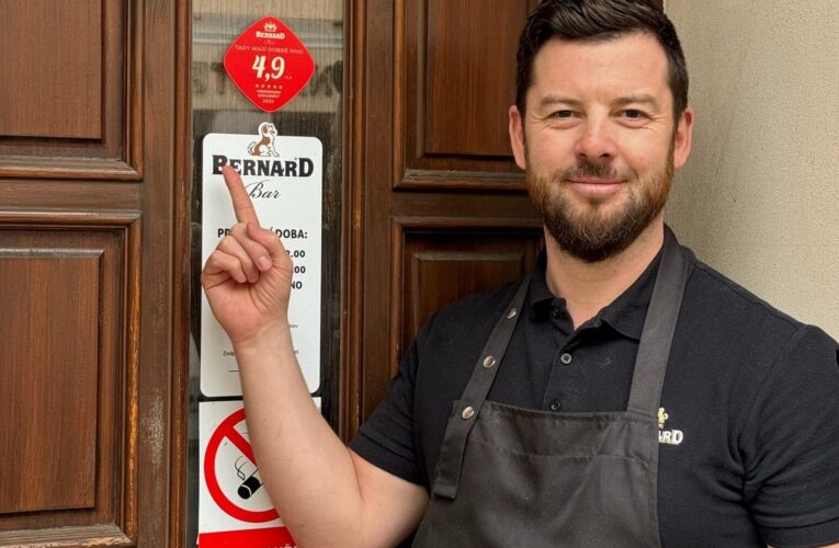 Lidé si navzájem vzkazují, kde je dobré pivo