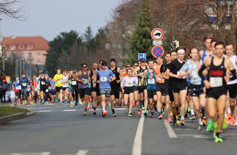Palestra Kbelská 10 přinesla běžecké jaro i rekordy, vítězí Strnad a Stýblová