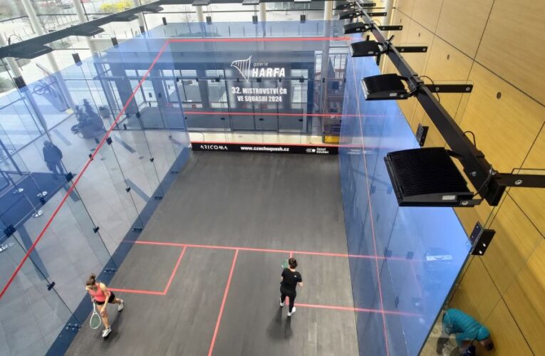 První squashový šampionát v olympijské době! Elitní čeští hráči budou bojovat na skleněném kurtu v Galerii Harfa