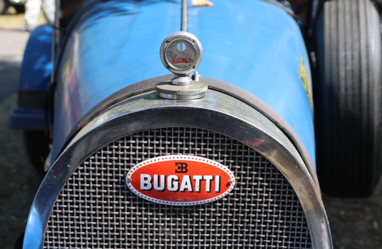 Sobotní piknik v nejrozsáhlejší české galerii pod širým nebem, historická auta a hudba.