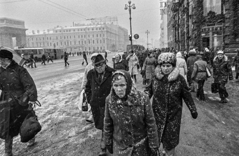 Dvě pražské výstavy fotografií jubilanta Vladimíra Birguse ukazují svět svobody a totality v sugestivních barevných kontrastech
