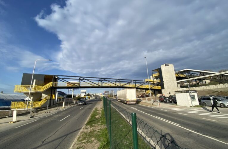 Praha slavnostně otevřela novou lávku na Rajské zahradě, která lidem výrazně usnadní přestup z vlaku na metro i průchod oblastí