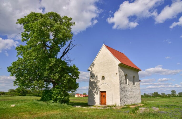 ZVEME NA JARNÍ PUTOVÁNÍ PO CYRILOMETODĚJSKÉ STEZCE Z KOPČAN DO MIKULČIC