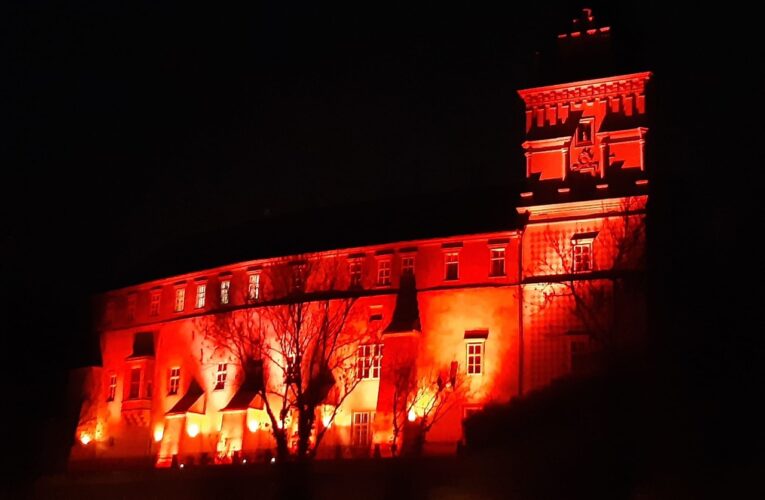 Budovy v Praze se rozsvítily rudě ke Světovému dni hemofilie