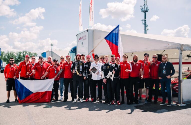 V čele Super Trofeo. Mičánek Motorsport powered by Buggyra odstartoval do sezóny vítězstvím