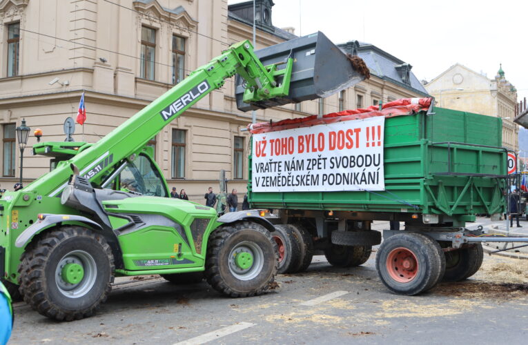 Protesty musí pokračovat, shodly se zemědělské nevládní organizace. Farmáři vyjedou do Prahy 22. května