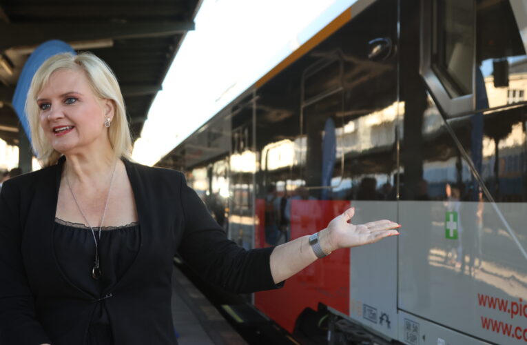 Masaryčka-Hejtmanka středočeskeho kraje Petra Pecková při zkušebnim provozu první soupravy RegioPanter PID