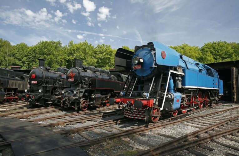Parní víkend v Lužné u Rakovníka nabídne přehlídku lokomotiv na točně, zvláštní vlaky i nový pivní speciál