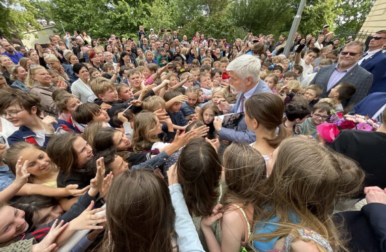 Děti ze ZŠ Kladská pomáhají spolužákovi kreslením