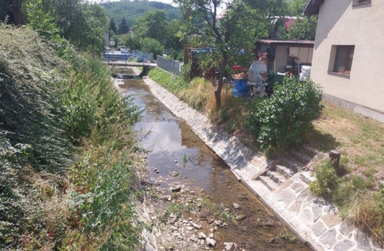 Zeď u Držkovského potoka poškozenou povodněmi obnovily Lesy ČR